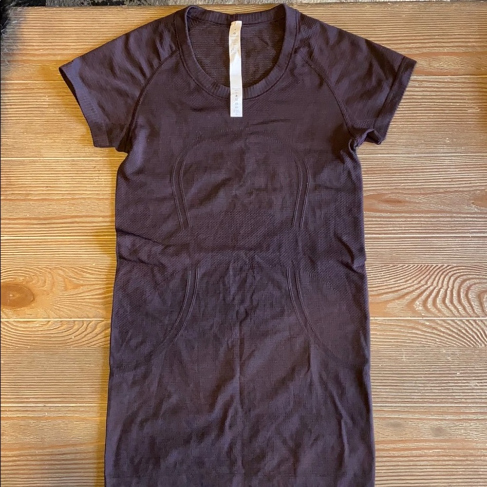 Lululemon workout crew top